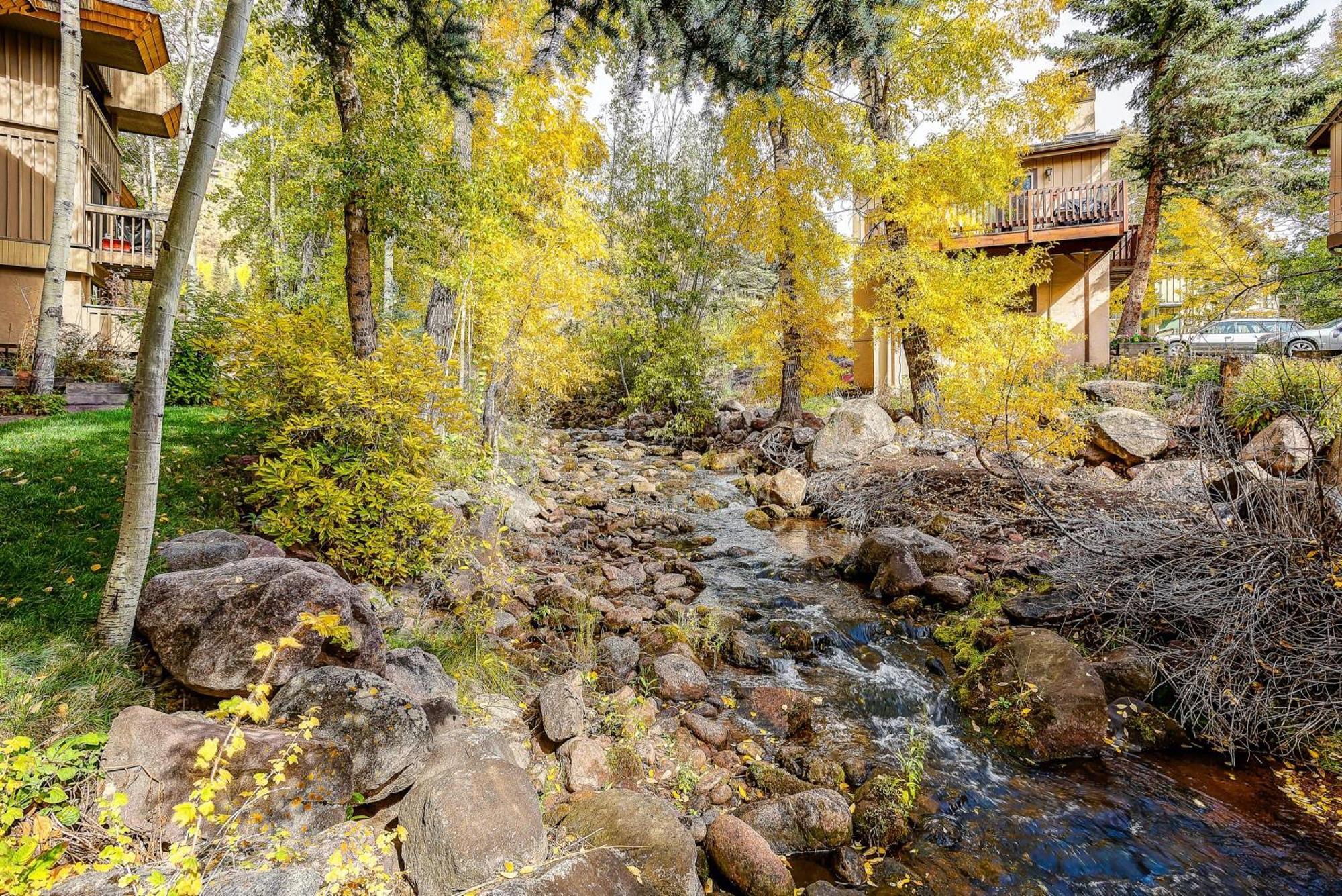 Peaceful Creek View From The Deck! Walk To Shuttle Villa Vail Exterior photo